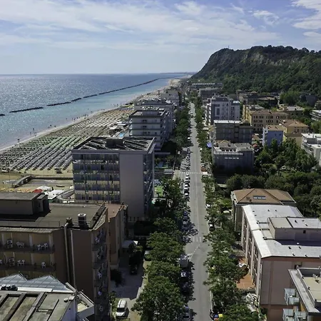 Amadei Promenade 페자로