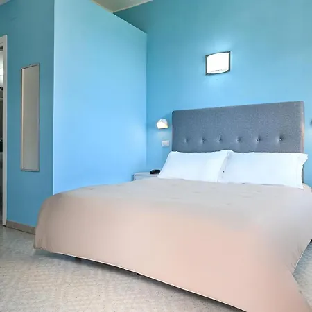 Amadei Promenade Πέζαρο