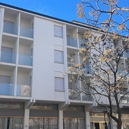 Amadei Promenade 酒店 3*